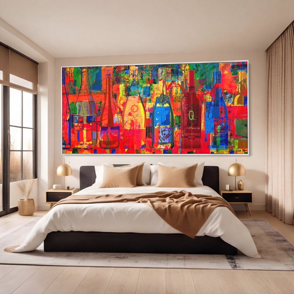 Tablou canvas cu tablou canvas cu sticle colorate de vin, in rama de aluminiu argintiu, pe perete intr-un dormitor